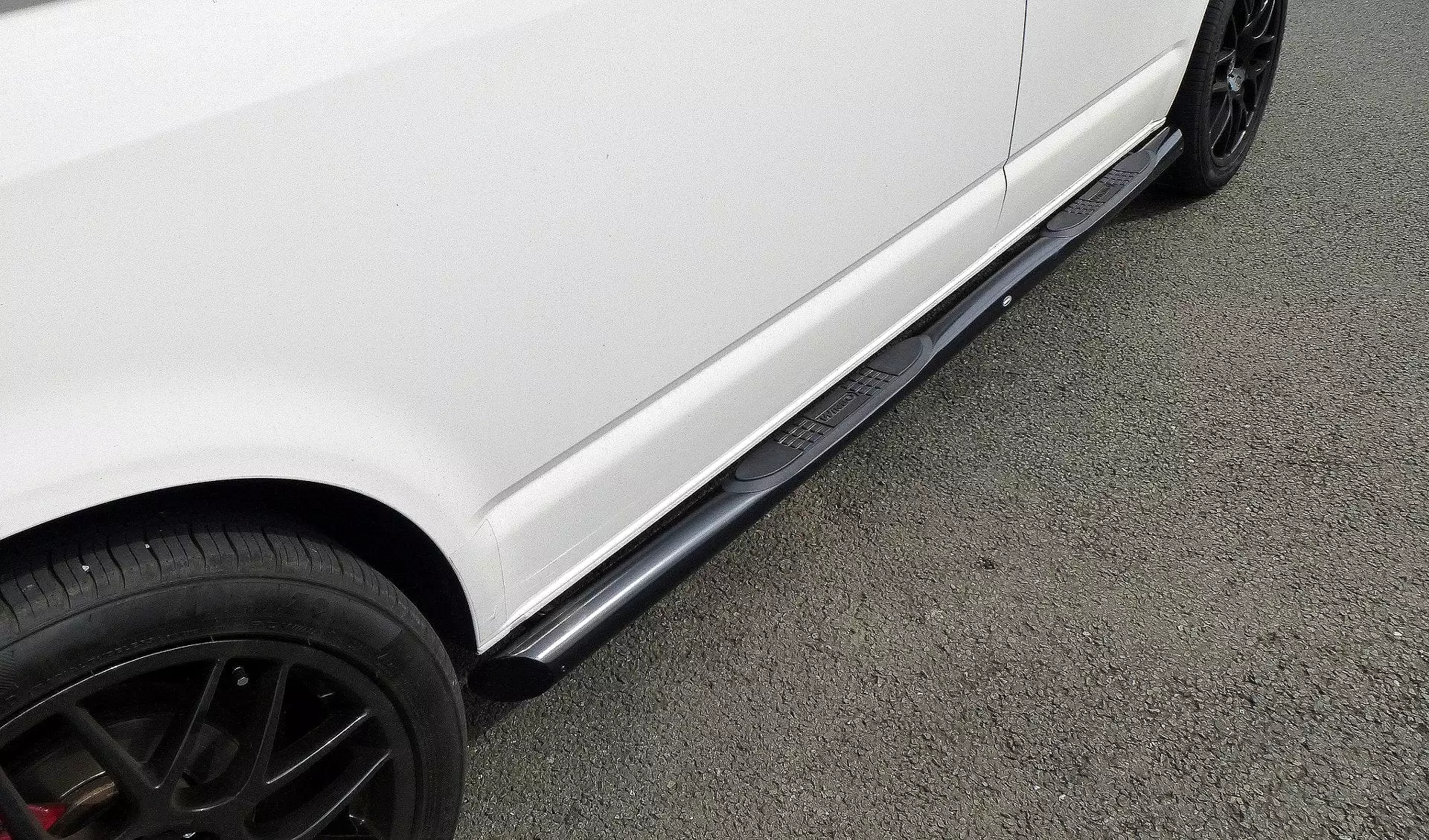 Black Powder Coated Steel Side Bars with Pads for Volkswagen Transporter T6 SWB